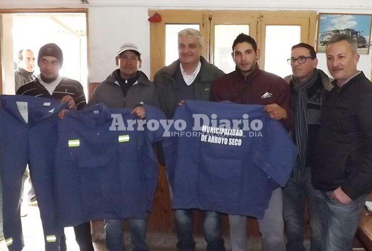 Equipo completo. Esper anunció también que, en algunas semanas más, se materializará a la entrega de los botines para los em'pleados del corralón