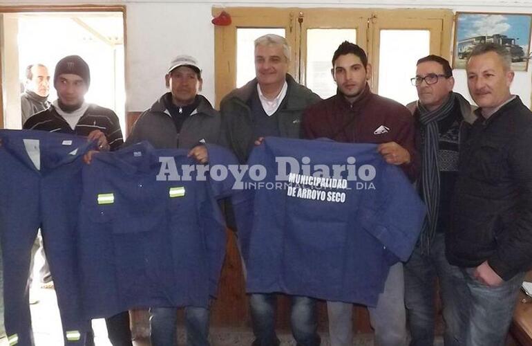 Equipo completo. Esper anunció también que, en algunas semanas más, se materializará a la entrega de los botines para los em'pleados del corralón