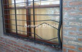 Por la ventana. Los delincuentes entraron a la vivienda por una de las ventanas.