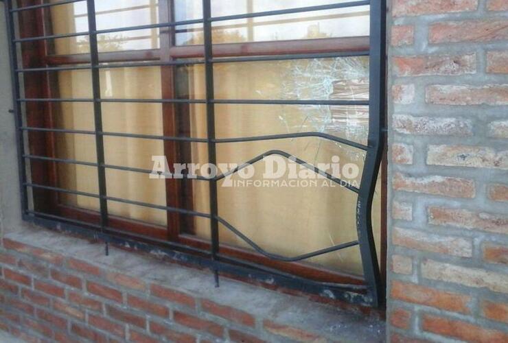 Por la ventana. Los delincuentes entraron a la vivienda por una de las ventanas.