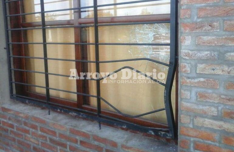 Por la ventana. Los delincuentes entraron a la vivienda por una de las ventanas.