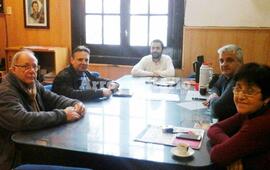 Juntos en el municipio. Autoridades municipales y representantes del canal de deportes argentino reunidos este viernes.