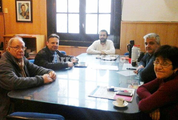 Juntos en el municipio. Autoridades municipales y representantes del canal de deportes argentino reunidos este viernes.