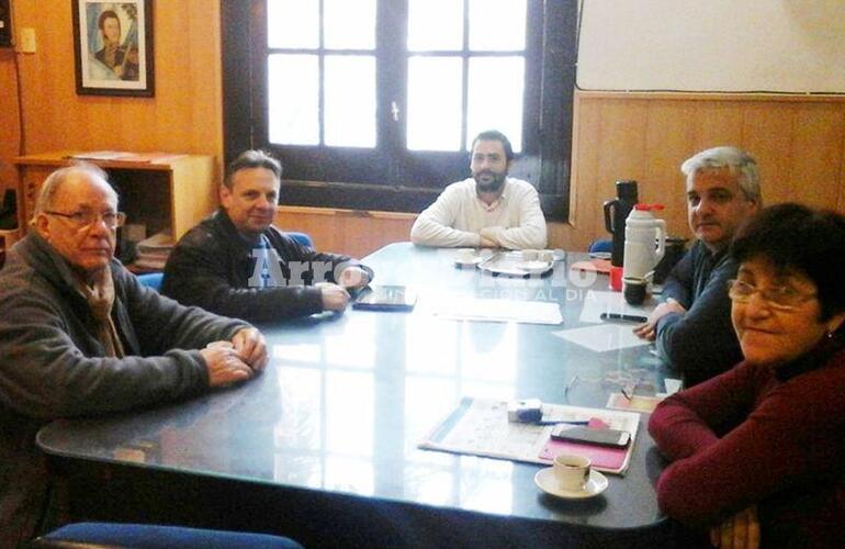 Juntos en el municipio. Autoridades municipales y representantes del canal de deportes argentino reunidos este viernes.