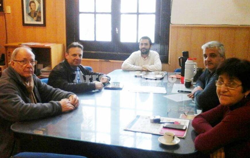 Juntos en el municipio. Autoridades municipales y representantes del canal de deportes argentino reunidos este viernes.