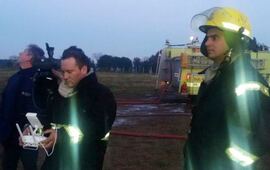 Tecnolog&iacute;a al servicio. El suboficial Emilio Malugani fue el encargado de operar el drone en el incendio de Arroyo Seco. Foto: Mar&iacute;a Bel&eacute;n Salva&ntilde;&aacute;.