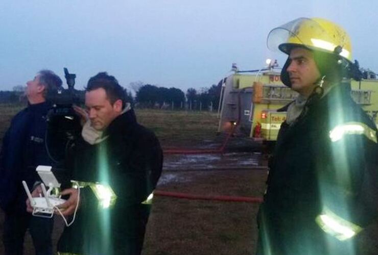 Tecnología al servicio. El suboficial Emilio Malugani fue el encargado de operar el drone en el incendio de Arroyo Seco. Foto: María Belén Salvañá.