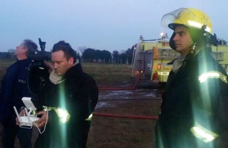 Tecnología al servicio. El suboficial Emilio Malugani fue el encargado de operar el drone en el incendio de Arroyo Seco. Foto: María Belén Salvañá.