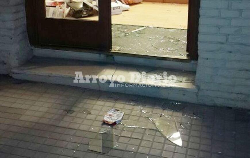 Rápidos. Al romper el vidrio la alarma se activó pero el robo se perpetró en apenas unos segundos.