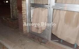 Da&ntilde;os. Los v&aacute;ndalos lanzaron contra el cristal un elemento contundente