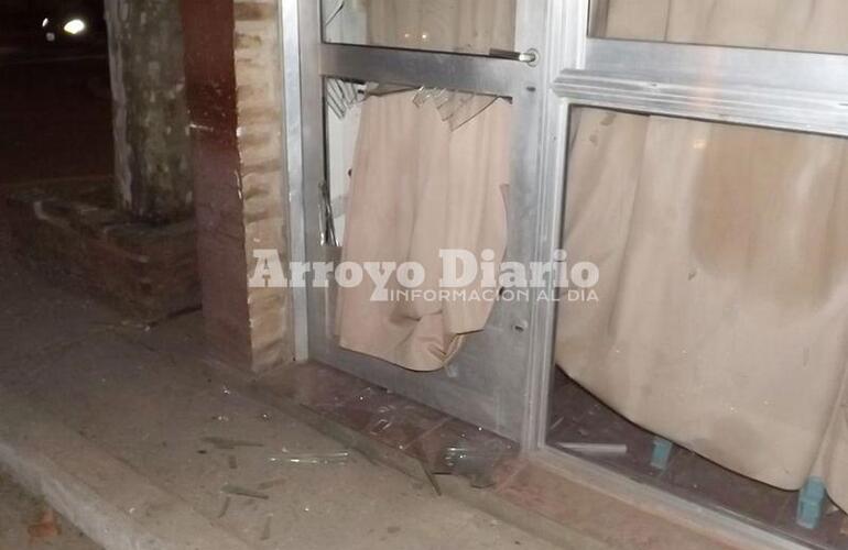 Da&ntilde;os. Los v&aacute;ndalos lanzaron contra el cristal un elemento contundente