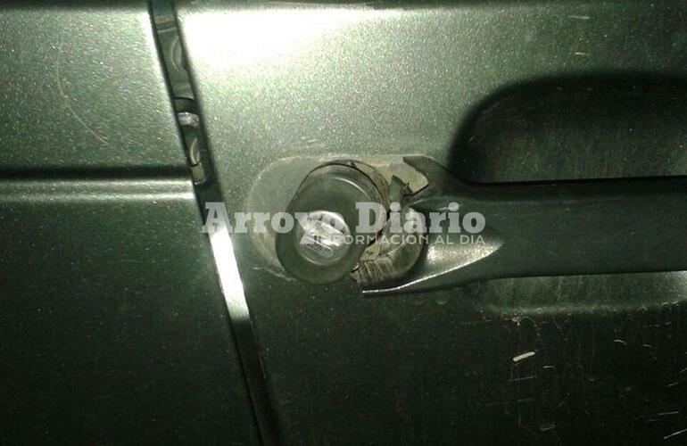 Con barretas. Los malvivientes lograron abrir el auto pero no pudieron llevárselo porque sonó la alarma. Con barretas. Los malvivientes lograron abrir el auto pero no pudieron llevárselo porque sonó la alarma.