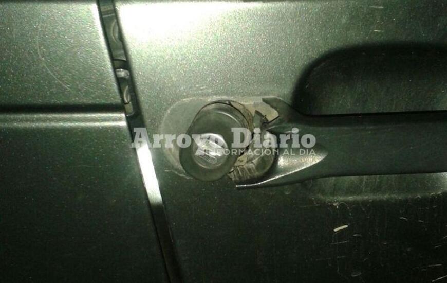 Con barretas. Los malvivientes lograron abrir el auto pero no pudieron llevárselo porque sonó la alarma.