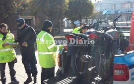 Controlando. Los inspectores y personal policial en la zona de Juan B. Justo y Belgrano.