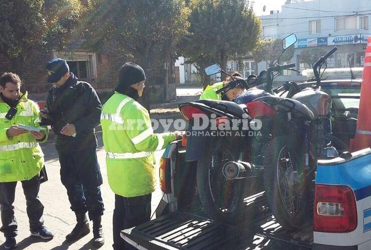 Controlando. Los inspectores y personal policial en la zona de Juan B. Justo y Belgrano.