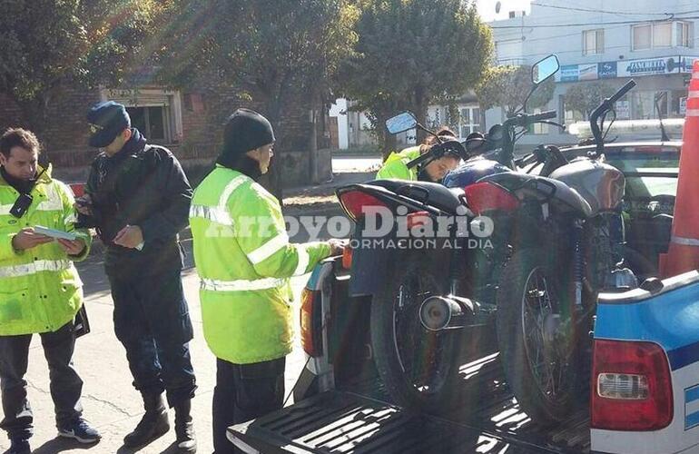 Controlando. Los inspectores y personal policial en la zona de Juan B. Justo y Belgrano.