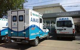 A los cintazos. Tres individuos subieron a una de las ambulancias y ocasionaron daños.