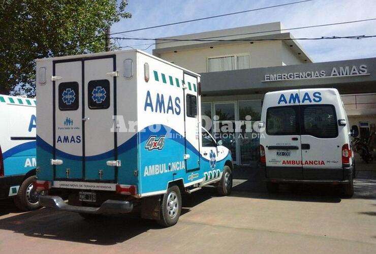 A los cintazos. Tres individuos subieron a una de las ambulancias y ocasionaron daños.