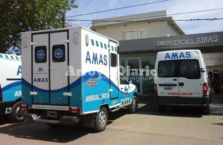 A los cintazos. Tres individuos subieron a una de las ambulancias y ocasionaron daños.