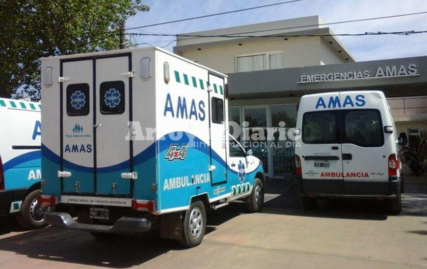 A los cintazos. Tres individuos subieron a una de las ambulancias y ocasionaron da&ntilde;os.