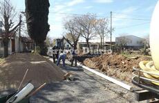 En el lugar. La cuadrilla trabajando en la zona de obra a la altura del ingreso al Barrio Güemes.