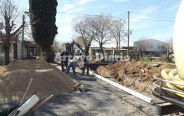 En el lugar. La cuadrilla trabajando en la zona de obra a la altura del ingreso al Barrio Güemes.