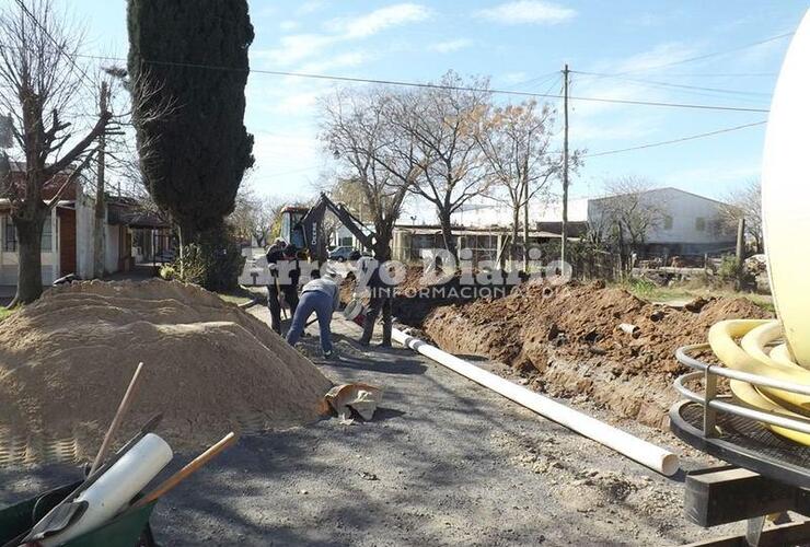 En el lugar. La cuadrilla trabajando en la zona de obra a la altura del ingreso al Barrio Güemes.