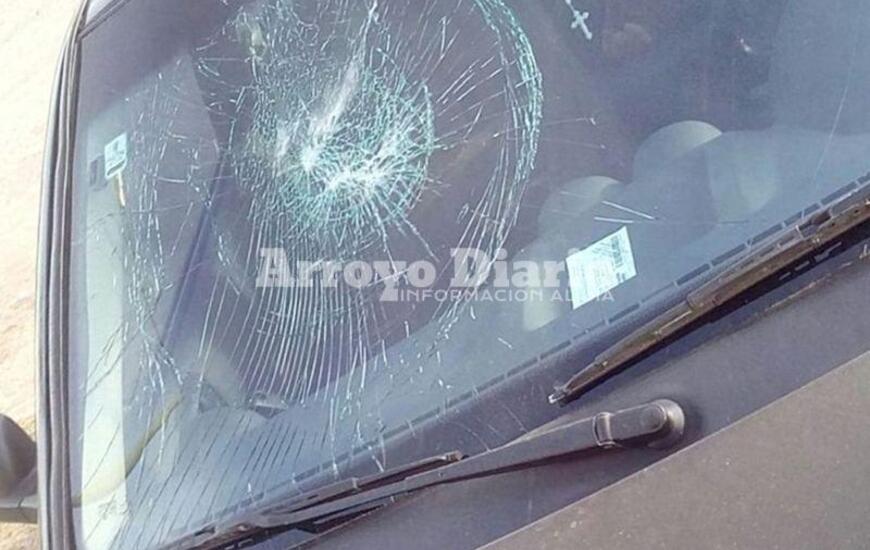 Con una baldosa. El chico cree que le lanzaron una baldosa sobre el cristal y que con eso se lo rompieron.