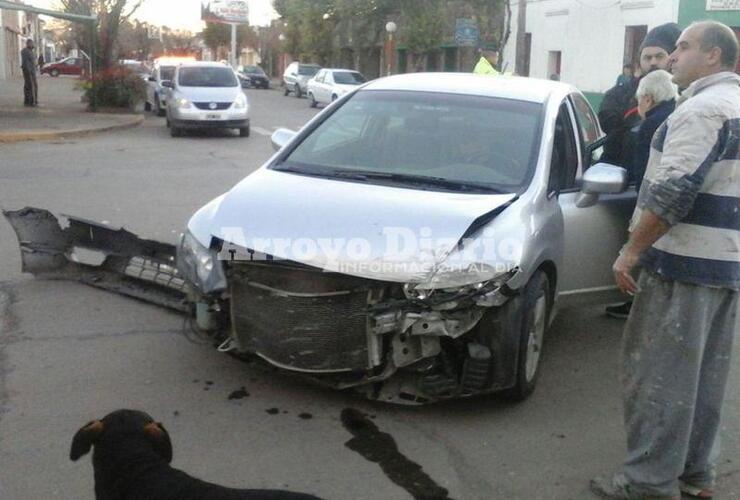 Severamente dañado. Así quedó uno de los vehículos tras el choque