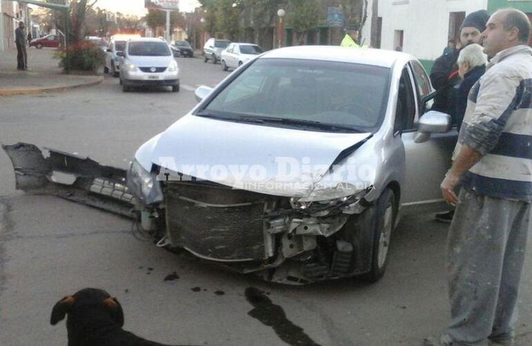 Severamente dañado. Así quedó uno de los vehículos tras el choque