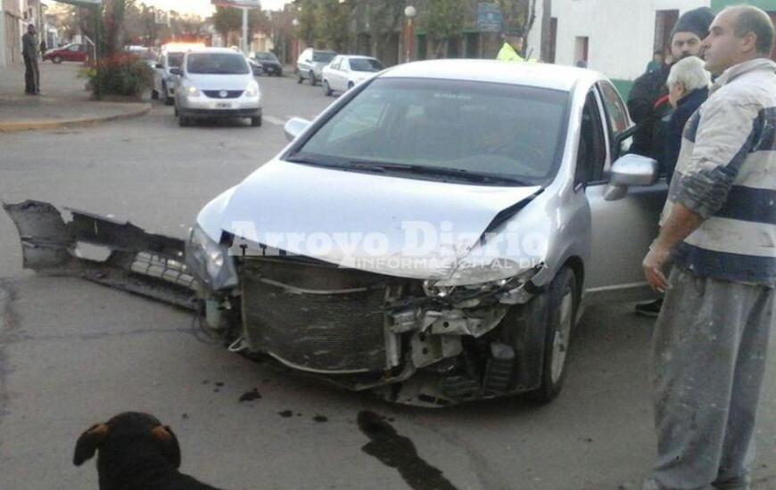 Severamente dañado. Así quedó uno de los vehículos tras el choque