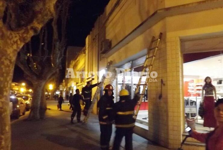 Siempre colaborando. Los bomberos acudieron al llamado alrededor de las 7 de la tarde de este jueves.