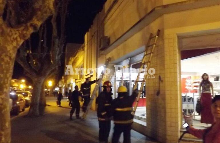 Siempre colaborando. Los bomberos acudieron al llamado alrededor de las 7 de la tarde de este jueves.