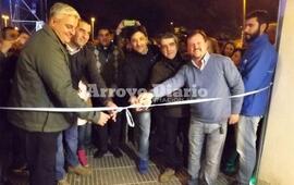Gran momento. El corte de cintas que le dio paso a la inauguración.