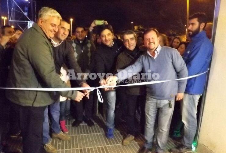 Gran momento. El corte de cintas que le dio paso a la inauguración.