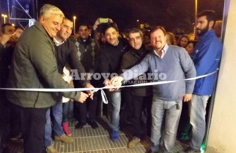 Gran momento. El corte de cintas que le dio paso a la inauguración.