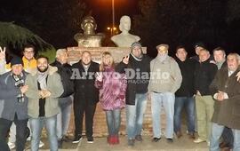 La postal. Los asistentes al acto posaron para la foto.