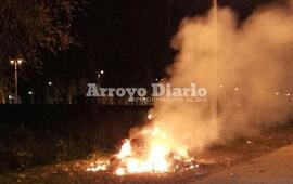 Se repite. El incendio de contenedores y de mont&iacute;culos de basura es una constante en distintos barrios de la ciudad.