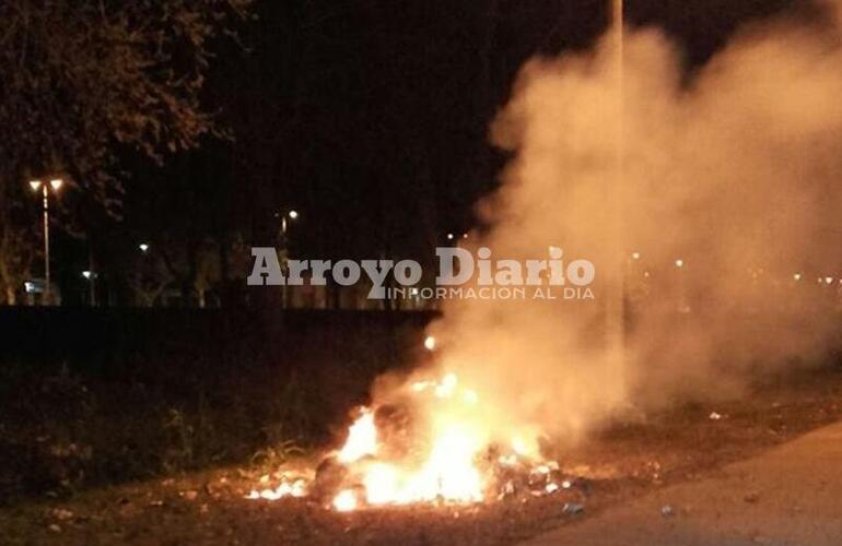 Se repite. El incendio de contenedores y de montículos de basura es una constante en distintos barrios de la ciudad.