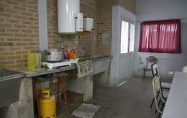 Con garrafas. En la escuela del Barrio Santa Lucía las obras de gas se terminaron hace un año, pero aún no están conectadas a la red.