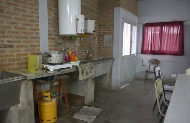 Con garrafas. En la escuela del Barrio Santa Lucía las obras de gas se terminaron hace un año, pero aún no están conectadas a la red.
