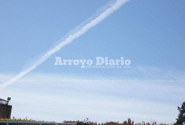 Cielo en Arroyo Seco. Las estelas químicas también son una constante a la altura de nuestra ciudad.