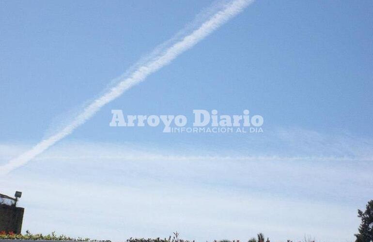 Cielo en Arroyo Seco. Las estelas químicas también son una constante a la altura de nuestra ciudad.