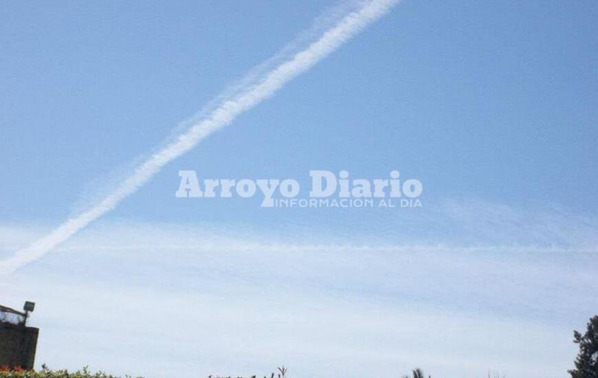Cielo en Arroyo Seco. Las estelas qu&iacute;micas tambi&eacute;n son una constante a la altura de nuestra ciudad.