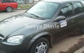 Hallazgo del auto. Los ladrones dejaron abandonado al remis en la zona de 3 de Febrero y San Nicol&aacute;s en Rosario.