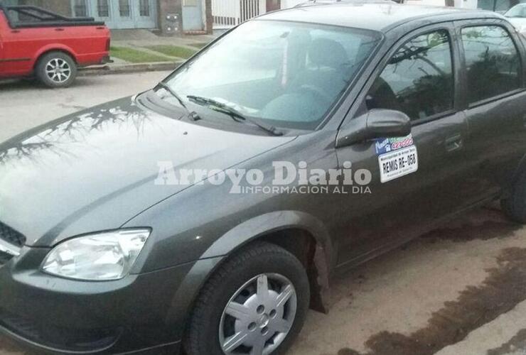 Hallazgo del auto. Los ladrones dejaron abandonado al remis en la zona de 3 de Febrero y San Nicolás en Rosario.