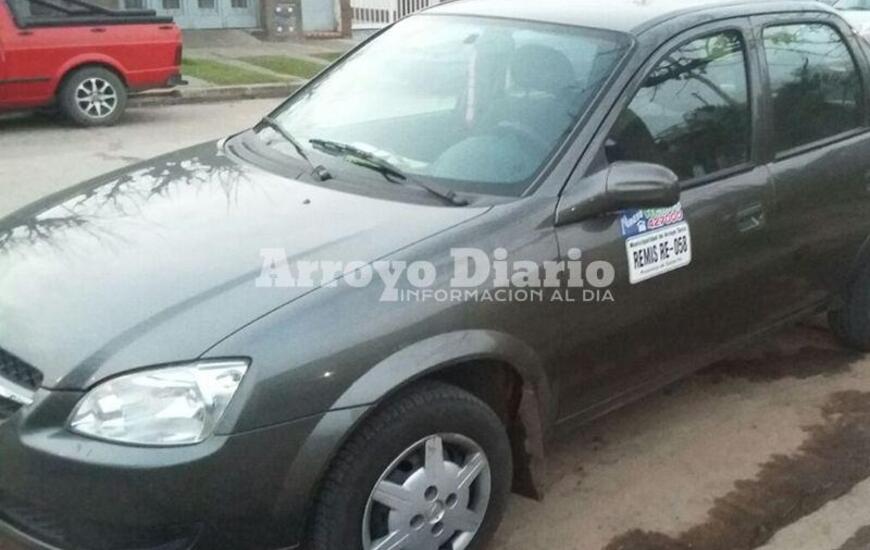 Hallazgo del auto. Los ladrones dejaron abandonado al remis en la zona de 3 de Febrero y San Nicol&aacute;s en Rosario.