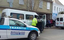 En el centro. Los inspectores trabajando frente al Colegio "San José"