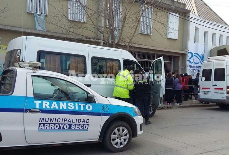 En el centro. Los inspectores trabajando frente al Colegio "San José"