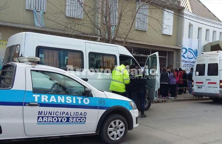 En el centro. Los inspectores trabajando frente al Colegio "San José"